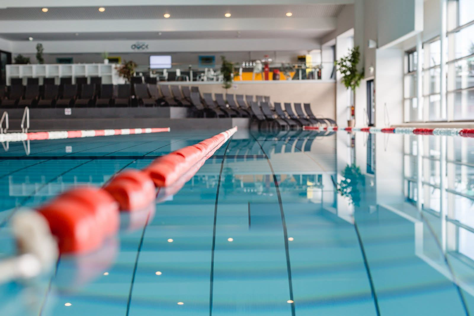 Schwimmbecken mit Bahnen