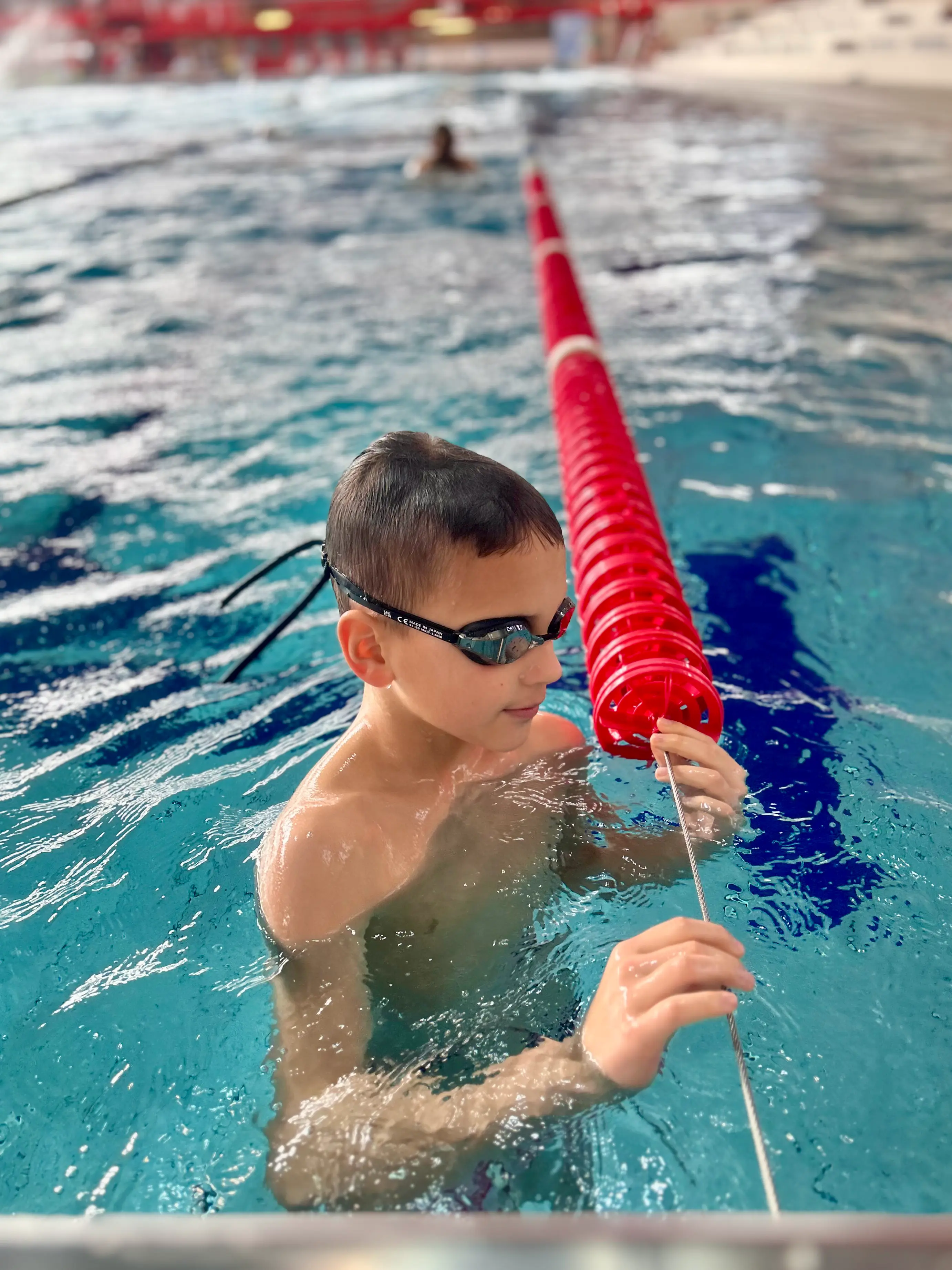 Junger Schwimmer mit Schwimmbrille