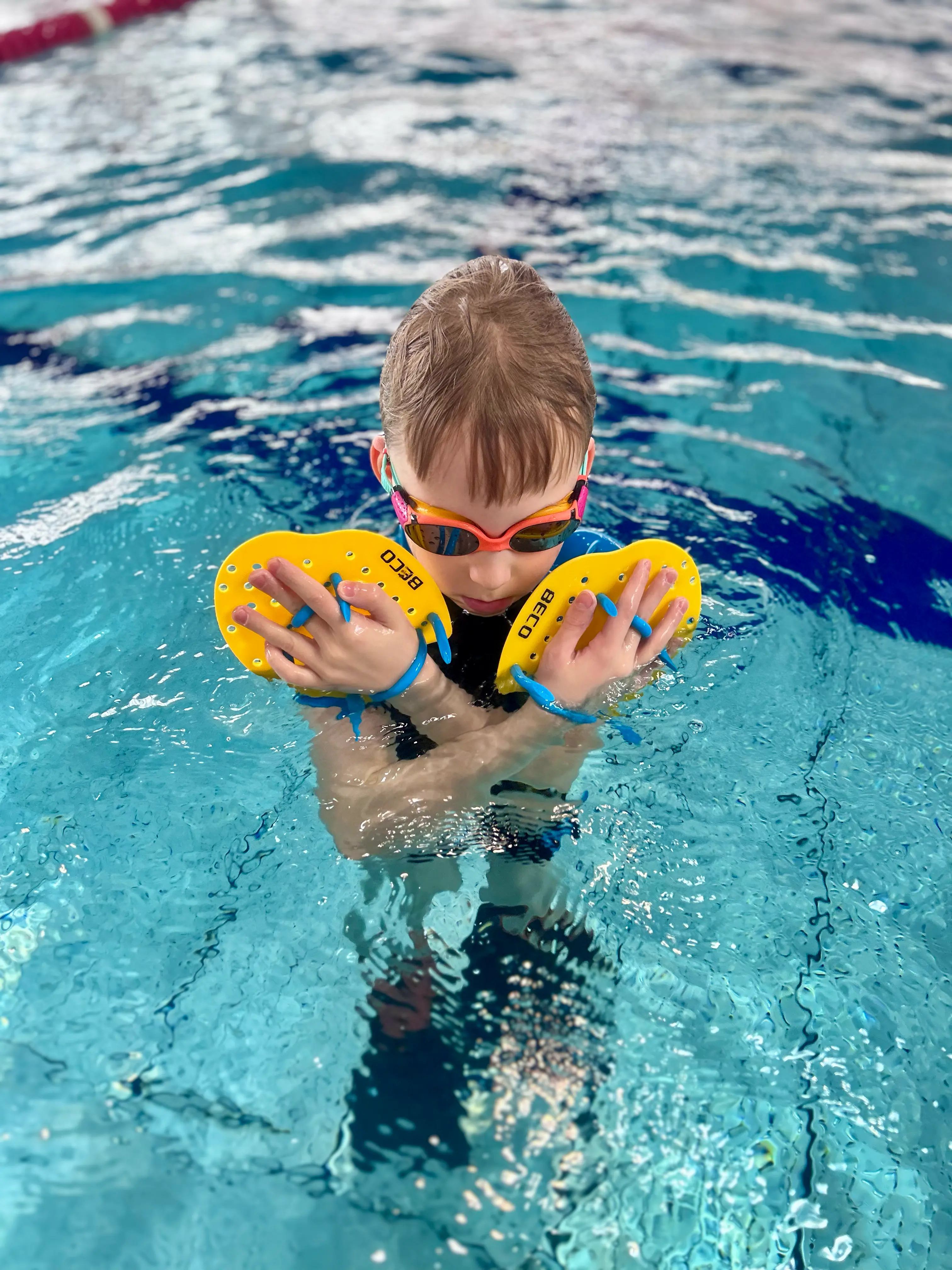 Kind beim Training mit Handpaddles