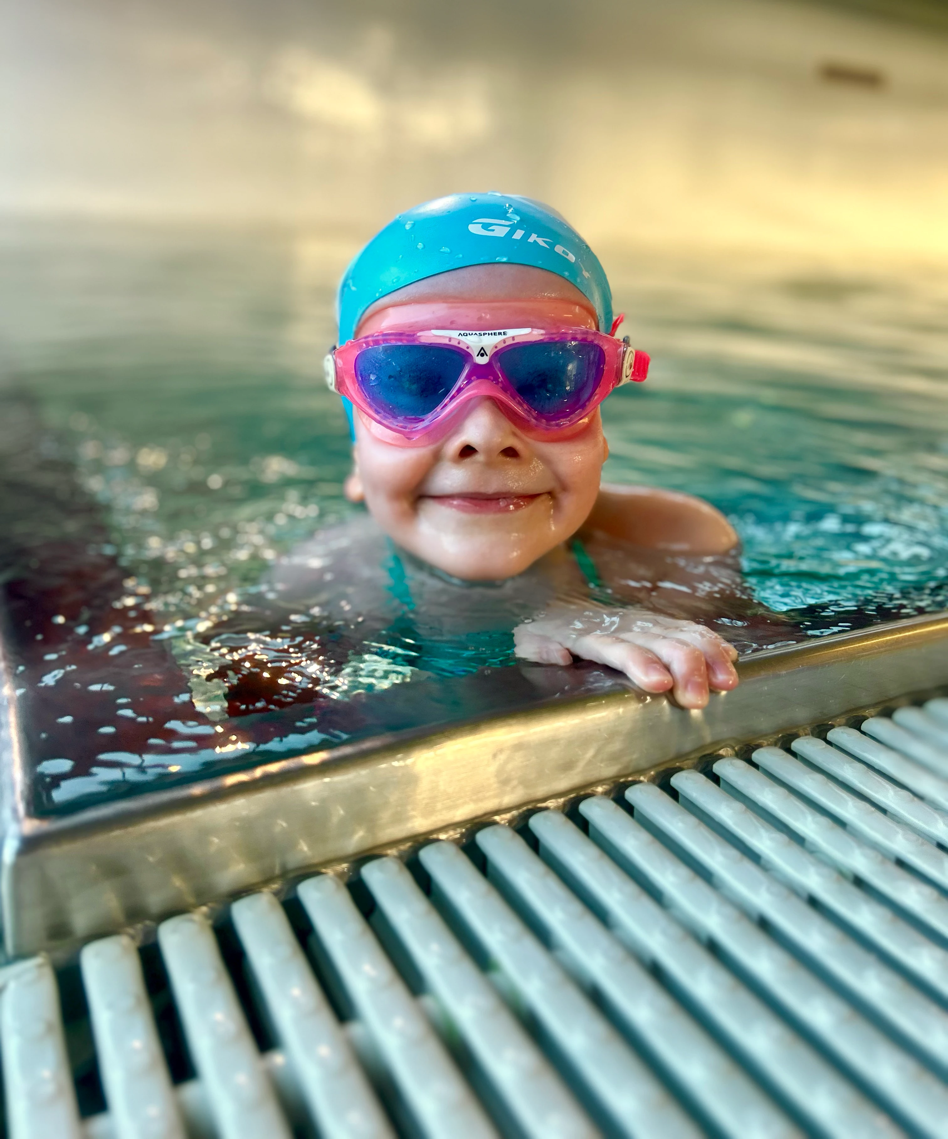 Kind beim Rückenschwimmen